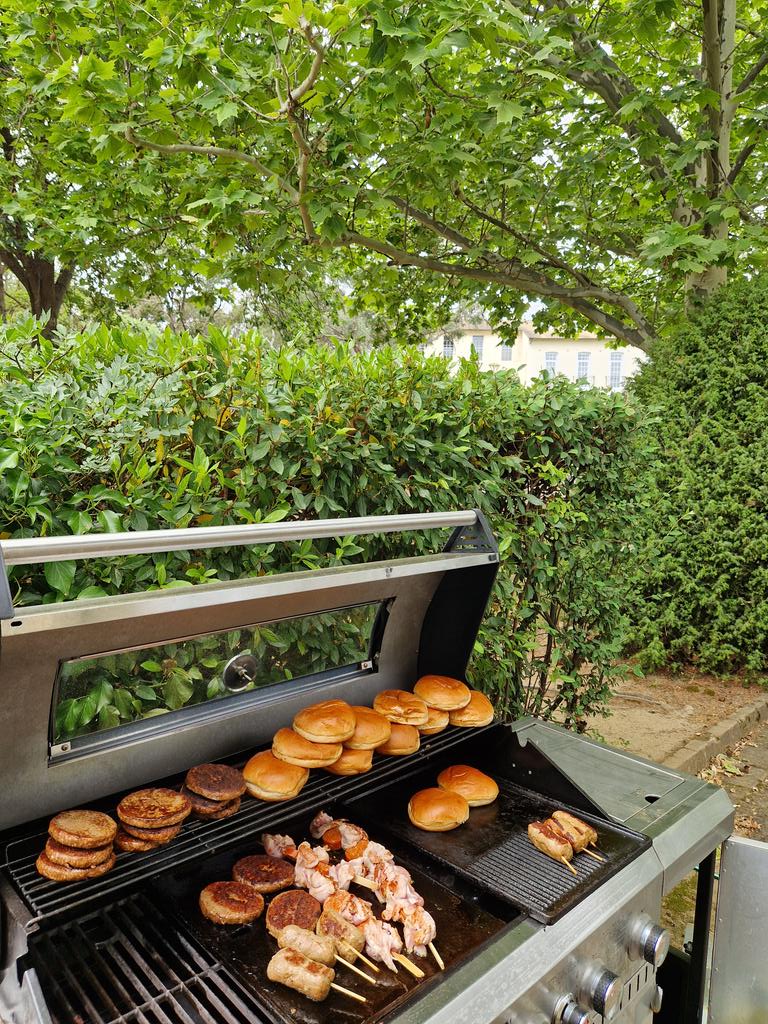 Today, for our staff meeting lunch at the 🇧🇪Belgian Embassy🇦🇺 <a href="/BelgiuminAUS/">Belgium in Australia</a>, we organized a small BBQ🥗🍔☀️