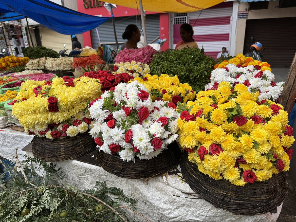 Deepesh_Nanda's tweet image. Breakfast this morning at Bangalore’s Vidyarthi Bhavan was pure charm! Tucked in Basavanagudi with flower markets all around, it’s a South Indian classic not to miss. #VidyarthiBhavan