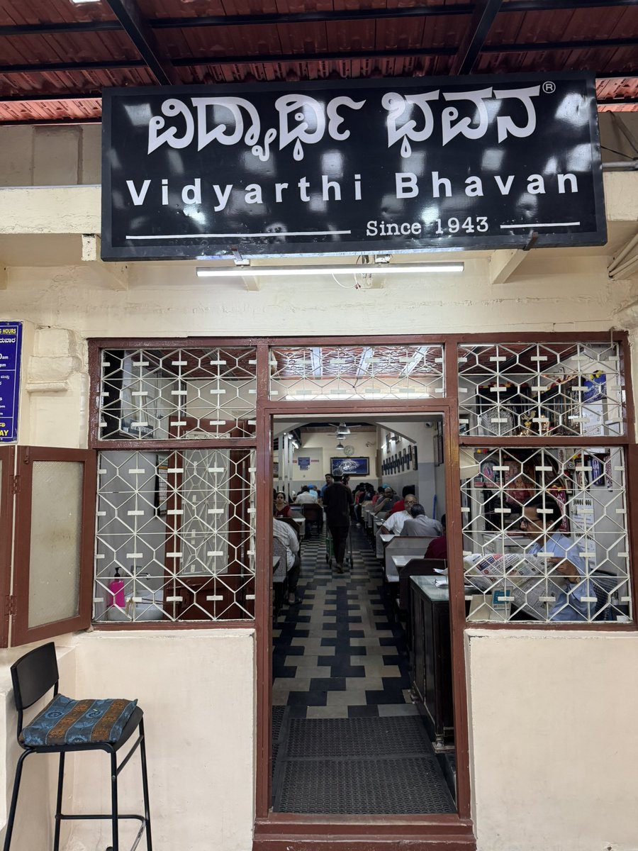 Deepesh_Nanda's tweet image. Breakfast this morning at Bangalore’s Vidyarthi Bhavan was pure charm! Tucked in Basavanagudi with flower markets all around, it’s a South Indian classic not to miss. #VidyarthiBhavan