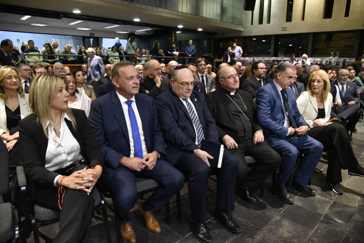 GerardoAmarilla's tweet photo. Hoy estuvimos presente en la conmemoración de la Noche de los Cristales Rotos, reafirmando nuestro compromiso contra el odio y la oscuridad que representa esa triste página de la historia humana. Luchemos cada día para que no se repita. https://t.co/T1Ex9HPXT1