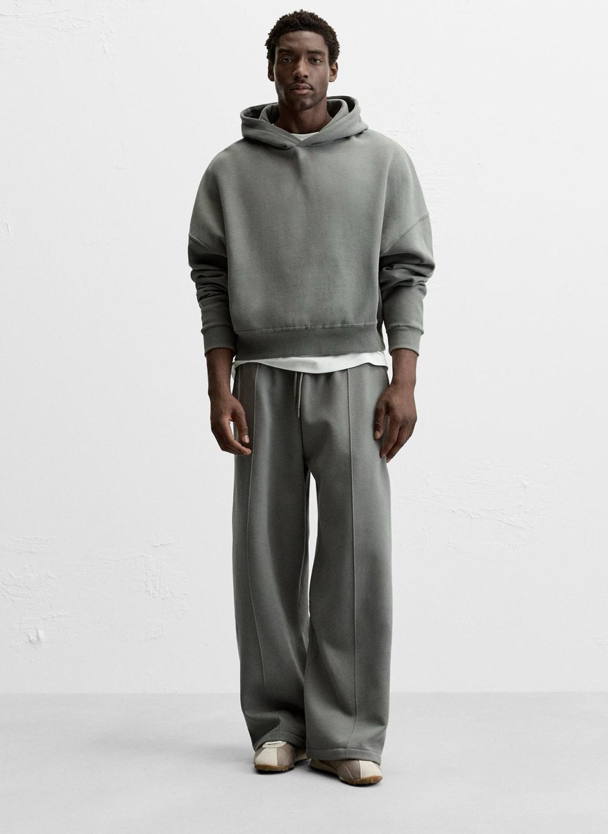 Ayee <a href="/ZARA/">ZARA</a> i see this hoodie for on the app but cant find the pants.. yall gatekeeping or yall gon pass me the link?