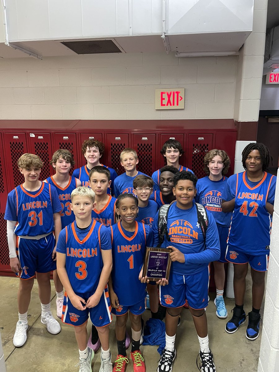 On Friday night our 8th grade team came away from the Belleville Legends shootout with a 52-48 Win over a tough Central Team. #roarlikeatiger 🐅 #teamworkmakesthedreamwork #cats