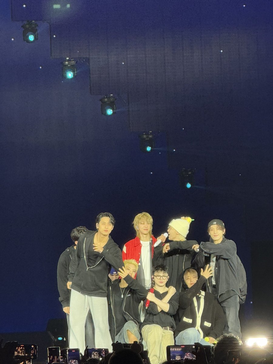 itssotherese's tweet photo. Flew from Canada to LA to see @pledis_17 then bumped into @_jnkmsc_ on our way back to 🇨🇦 what a weekend #SEVENTEEN_RIGHT_HERE_IN_LA #junny #DopamineTour https://t.co/uZhmJslQnC