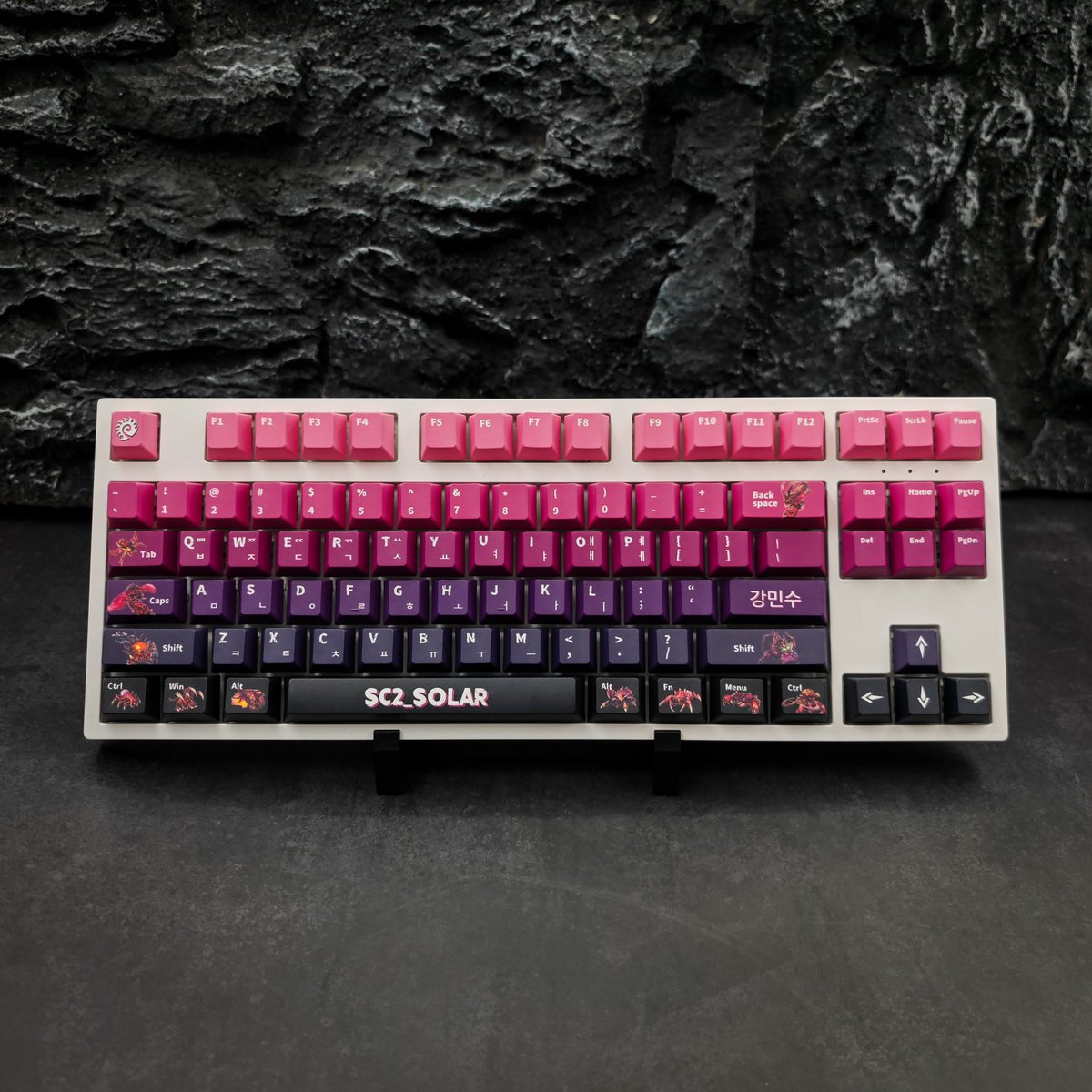 goblintechkeys's tweet image. 🌌 Zergling Rush on the Keyboard! 🌌
Proud to showcase this one-of-a-kind custom keycap set designed for the legendary StarCraft 2 player @SC2_Solar ! Inspired by the Zerg race, this set captures the essence of his fierce playstyle with detailed artwork of iconic Zerg units.
💜…