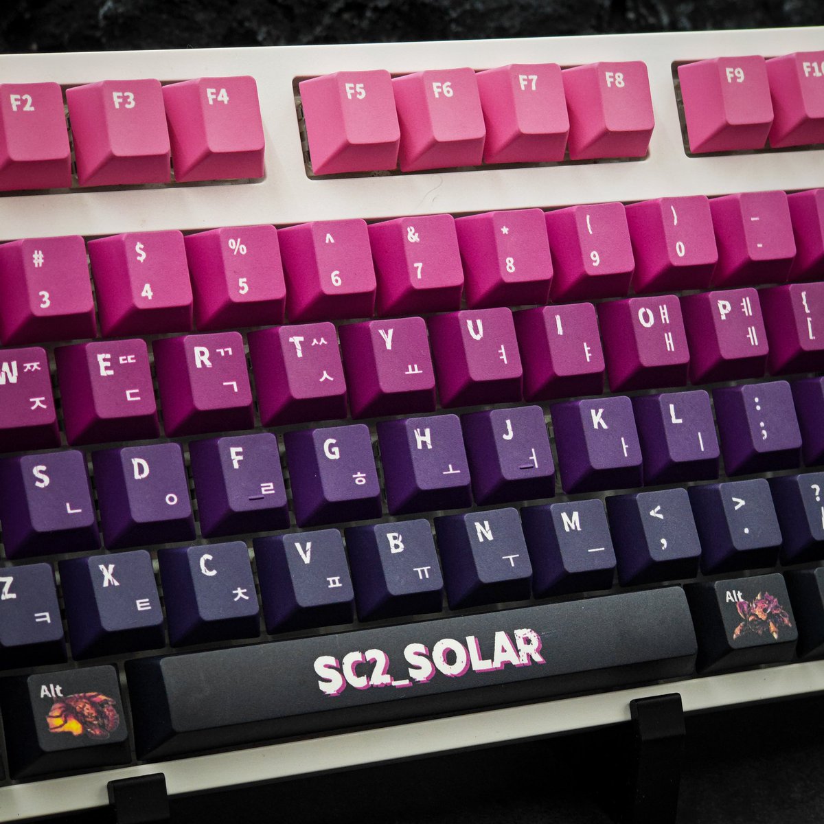 goblintechkeys's tweet image. 🌌 Zergling Rush on the Keyboard! 🌌
Proud to showcase this one-of-a-kind custom keycap set designed for the legendary StarCraft 2 player @SC2_Solar ! Inspired by the Zerg race, this set captures the essence of his fierce playstyle with detailed artwork of iconic Zerg units.
💜…