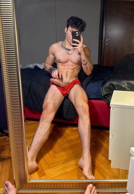 Taking boyfriend applications https://t.co/wzmUuxBnNy