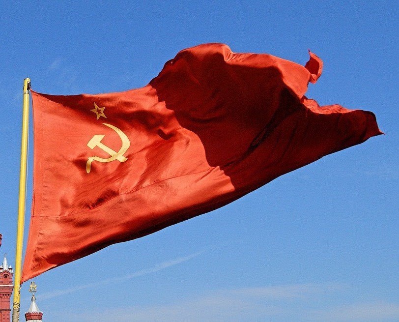pycpim's tweet photo. On November 12, 1923, the iconic Red flag was adopted, embodying the  heroic struggle of the Soviet people. The hammer and sickle unite the working class and collective farm peasantry, symbolizing their alliance  in the pursuit of a fair and prosperous society. ✊ #USSR #CPIM https://t.co/LONo94Wkwr