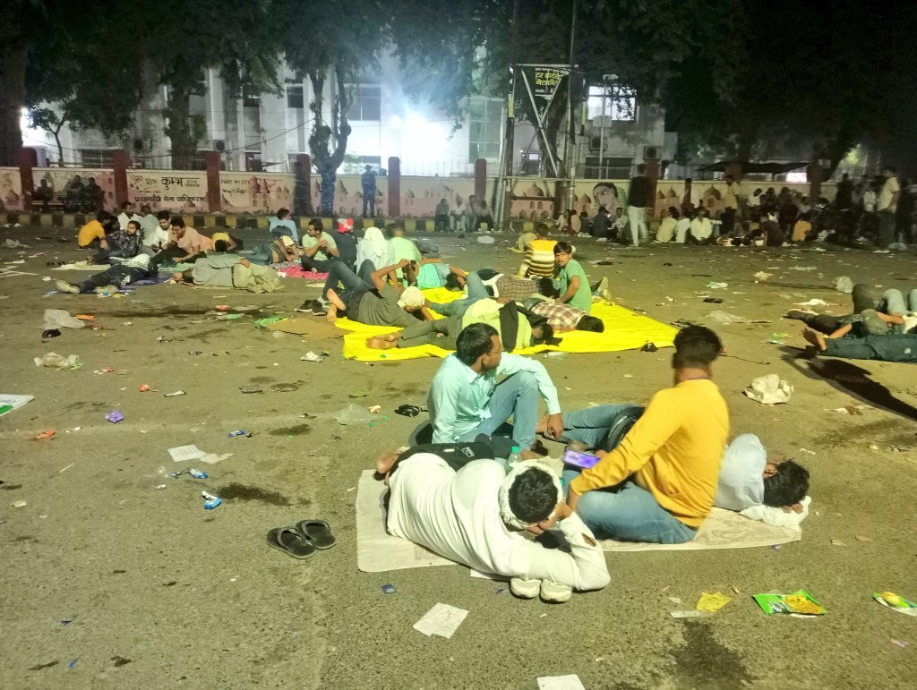 bstvlive's tweet photo. ब्रेकिंग न्यूज़ 

रात भर खुले आसमान के नीचे मौजूद रहे अभ्यर्थी। 

सड़क पर ही सो गए लेकिन हटने को तैयार नहीं 

अब बेमियादी धरने का ऐलान कर दिया गया है। जब तक UPPSC "एक परीक्षा–एक दिन" घोषित नहीं कर देता। 

#Prayagraj #UPPSC #UPPCS_ROARO_ONESHIFT #UttarPradesh #BharatSamachar https://t.co/lBw3MXiFIR