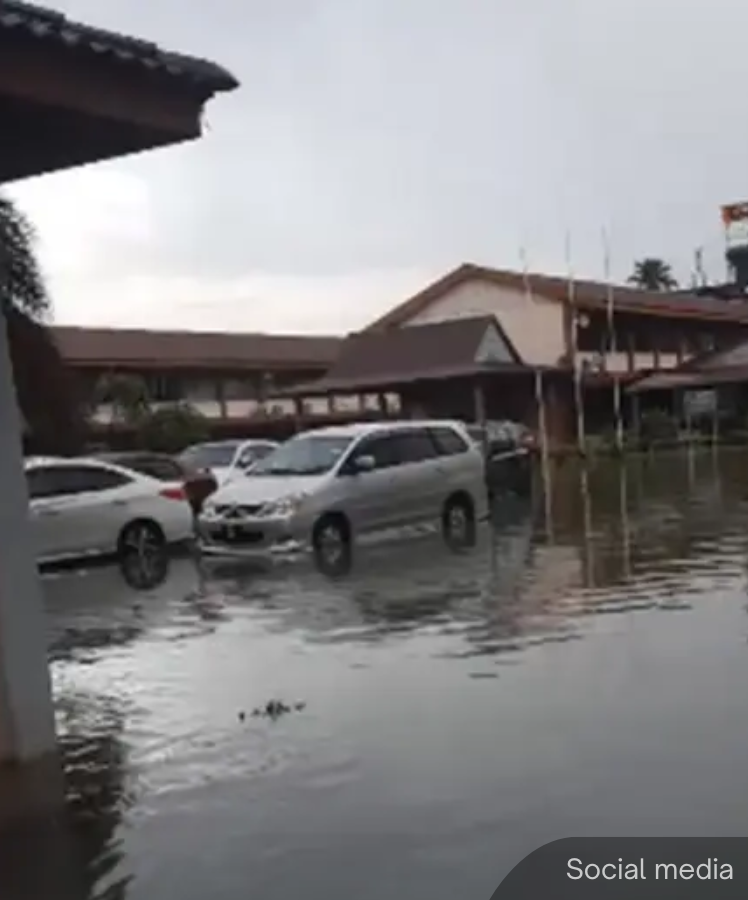 NewsBFM's tweet photo. Flash floods hit parts of Kuala Lumpur and Klang this morning after heavy rain, including on the Federal Highway near the Kampung Kerinchi turnoff.

Traffic congestion was also reported at Persiaran Surian in Mutiara Damansara, where five vehicles were trapped in floodwaters.

🧵1