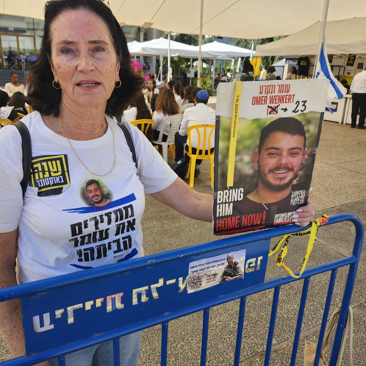 有些老师是是园丁 ，有些老师譬如这个发推的前天主教教师工会的主席是烂人渣🤮🤮。大家可以对比一下。 Everyone, I want to show you another kind of teacher. Her name is Dorit. She's from #TelAviv . I met her on Oct 27. Every Tuesday and Saturday, she comes to Hostage Square because her