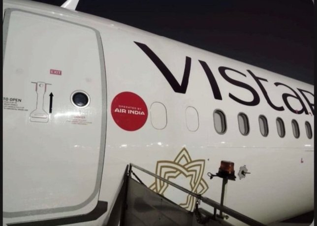 Altitudethrills's tweet photo. Marking the beginning of the end for Vistara's independent operations, the airline's aircraft now display an 'operated by Air India' sticker, symbolizing its integration into Air India. https://t.co/knffGPZr9z