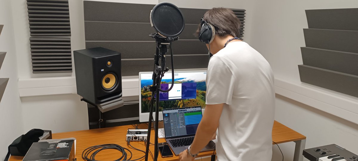ENTI_BCN's tweet photo. L'Arnau, de 3r del #grau en #Producció musical, gravaba el seu nou EP als nostres bucs de producció.
"Com un record d'abans" ja és a Spotify!
https://t.co/xt7iyhXY70
A l'#Entiub els equipaments estan també al servei del vostre talent.
#ÀreadeMúsica #entisound #TalentEnti https://t.co/aLfGRRSia0