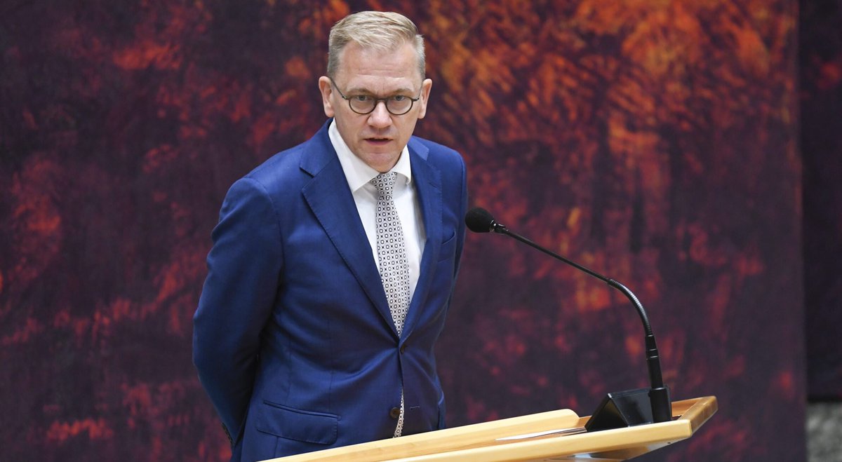 Minister Bruins heroverweegt het invoeren van de #langstudeerboete. Hij wil voorkomen dat de maatregel ‘disproportioneel en hardvochtig’ uitpakt. Als alternatief noemt hij het verhogen van het collegegeld. resource-online.nl/index.php/2024…