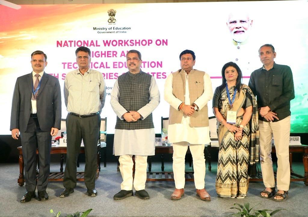 EduMinOfIndia's tweet photo. Union Minister for Education, Shri @dpradhanbjp, inaugurated a two-day National Workshop on Higher and Technical Education with the Secretaries of States/UTs today in New Delhi. He stated that the workshop would serve as a platform for rigorous academic discussions, particularly focusing on how education can drive significant improvements in enhancing ease of living, increasing per capita income, and achieving the national priorities set by Hon’ble Prime Minister Shri @narendramodi.

Shri Pradhan also emphasized the need for the country to transform into a producing economy by leveraging the opportunities presented by Industry 4.0. He called for a leap forward in developing education infrastructure that not only meets but surpasses global standards. Education infrastructure, he noted, is a multidimensional concept, encompassing much more than just the development of brick-and-mortar structures.

The Minister outlined five key areas for academic leaders and administrators to focus on:

➡️Strengthening public universities through innovative funding models.
➡️Establishing think tanks to align and tailor curricula with industry demands, as well as the needs and aspirations of states/UTs.
➡️Adopting a multidisciplinary approach to research and innovation in order to take leadership in addressing global challenges.
➡️Promoting Academic Leadership Development Programmes in each state/UT through collaborations with prominent central and state institutions.
➡️Revitalizing campus life by promoting sports, debate, poetry, drama, and the performing arts—areas already credited through the NEP 2020 and prioritizing these non-scholastic pursuits.

Shri Pradhan further emphasized the importance of teaching in Indian languages, underscoring the nation's accountability to its students. He called for collective efforts to establish India’s global leadership in education.

Minister of State for Education and the Development of North Eastern Region, @DrSukantaBJP, also attended the event. Secretary, Department of Higher Education, Shri K. Sanjay Murthy and other dignitaries also were present at the event. #TransformingHigherEdu