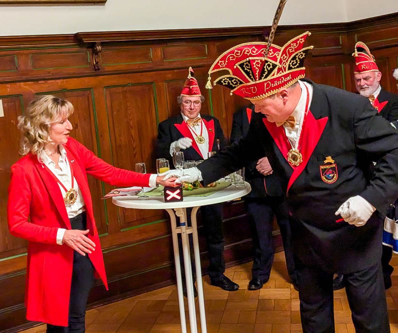 Im Rathaus der Stadt #Rinteln ist die fünfte Jahreszeit offiziell eingeläutet:

wp.me/p3G8cI-zt5