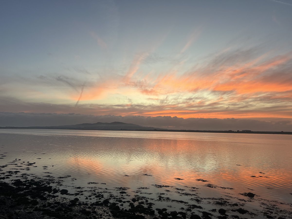 emmabuk72's tweet photo. #dublin #dublinsunrise https://t.co/fbpEApAsU1