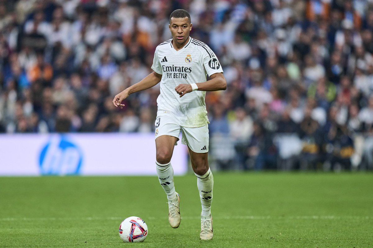 Tiémoué Bakayoko 🇫🇷 ne comprend pas la tempête médiatique autour de Kylian Mbappé, son ex-coéquipier à l’AS Monaco :

« 𝗟𝗲𝘀 𝗴𝗲𝗻𝘀 𝗼𝗻𝘁 𝗹𝗮 𝗺𝗲́𝗺𝗼𝗶𝗿𝗲 𝘁𝗿𝗲̀𝘀 𝗰𝗼𝘂𝗿𝘁𝗲. Ils devraient se poser sur le canapé et rembobiner un peu plus tout ce qu’il a accompli. Ils