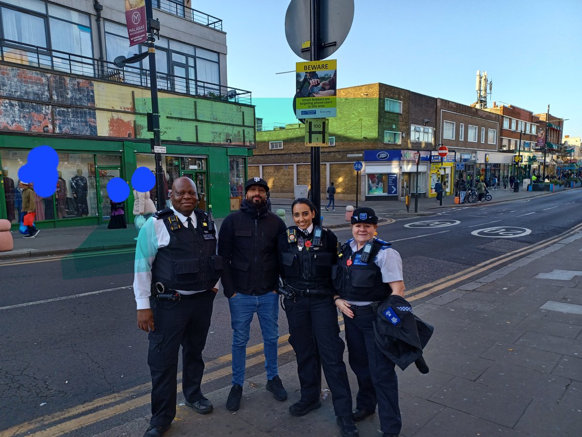 MPSNewham's tweet image. Yesterday, officers and Newham Council patrolled #GreenStreet &amp;amp; have worked together in displaying signs giving crime prevention advice in relation to robbery. 

#LOOKUPLOOKOUT #CommunityCrimeFighting