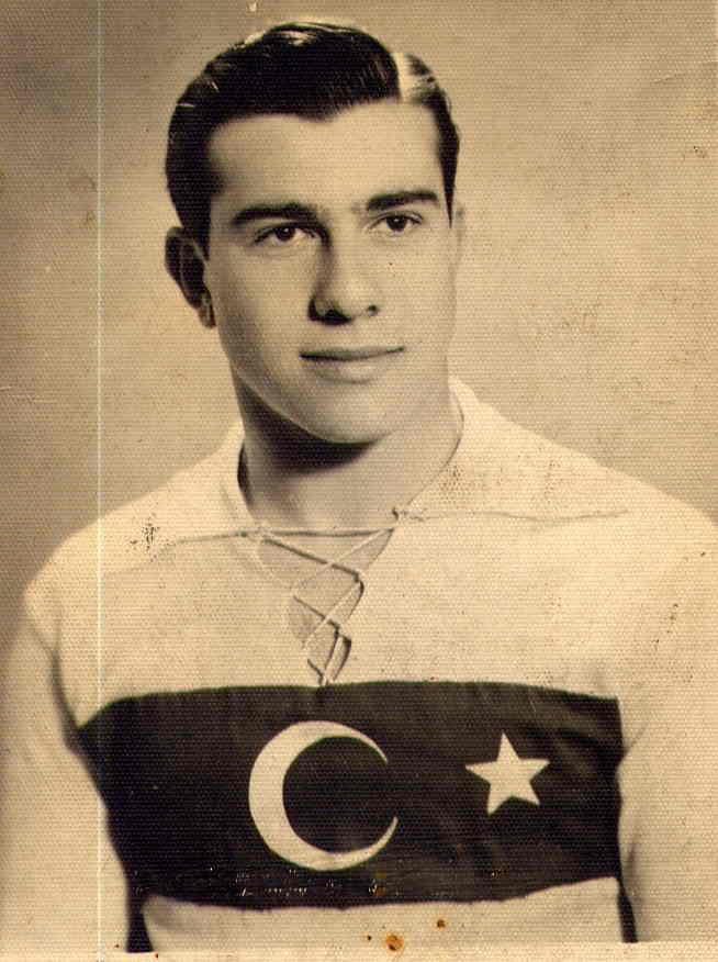 TFF (@tff_org) on Twitter photo Türk futbolunun değerli isimlerinden, A Millî Takımımızın eski futbolcusu Coşkun Taş'ın vefat ettiğini derin bir üzüntü ile öğrenmiş bulunuyoruz.
Merhum Coşkun Taş'a Allah'tan rahmet; kederli ailesine, yakınlarına ve başta Beşiktaş olmak üzere tüm spor camiasına başsağlığı Türk futbolunun değerli isimlerinden, A Millî Takımımızın eski futbolcusu Coşkun Taş'ın vefat ettiğini derin bir üzüntü ile öğrenmiş bulunuyoruz.
Merhum Coşkun Taş'a Allah'tan rahmet; kederli ailesine, yakınlarına ve başta Beşiktaş olmak üzere tüm spor camiasına başsağlığı
