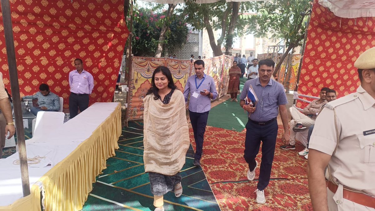 DEO_Alwar's tweet photo. जिला निर्वाचन अधिकारी अलवर डॉ.आर्तिका शुक्ला द्वारा मतदान दलों को अंतिम प्रशिक्षण दिया गया।
#ByeElections2024 #ECI #ECISVEEP #ChunavKaParv #DeshKaGarv #IVote4Sure #Mission75 #Elections2024
@ECISVEEP @CeoRajasthan @artikashuklaias @ERO_Ramgarh @AlwarSveep @DMDCAlwar https://t.co/LzYarvhlgI