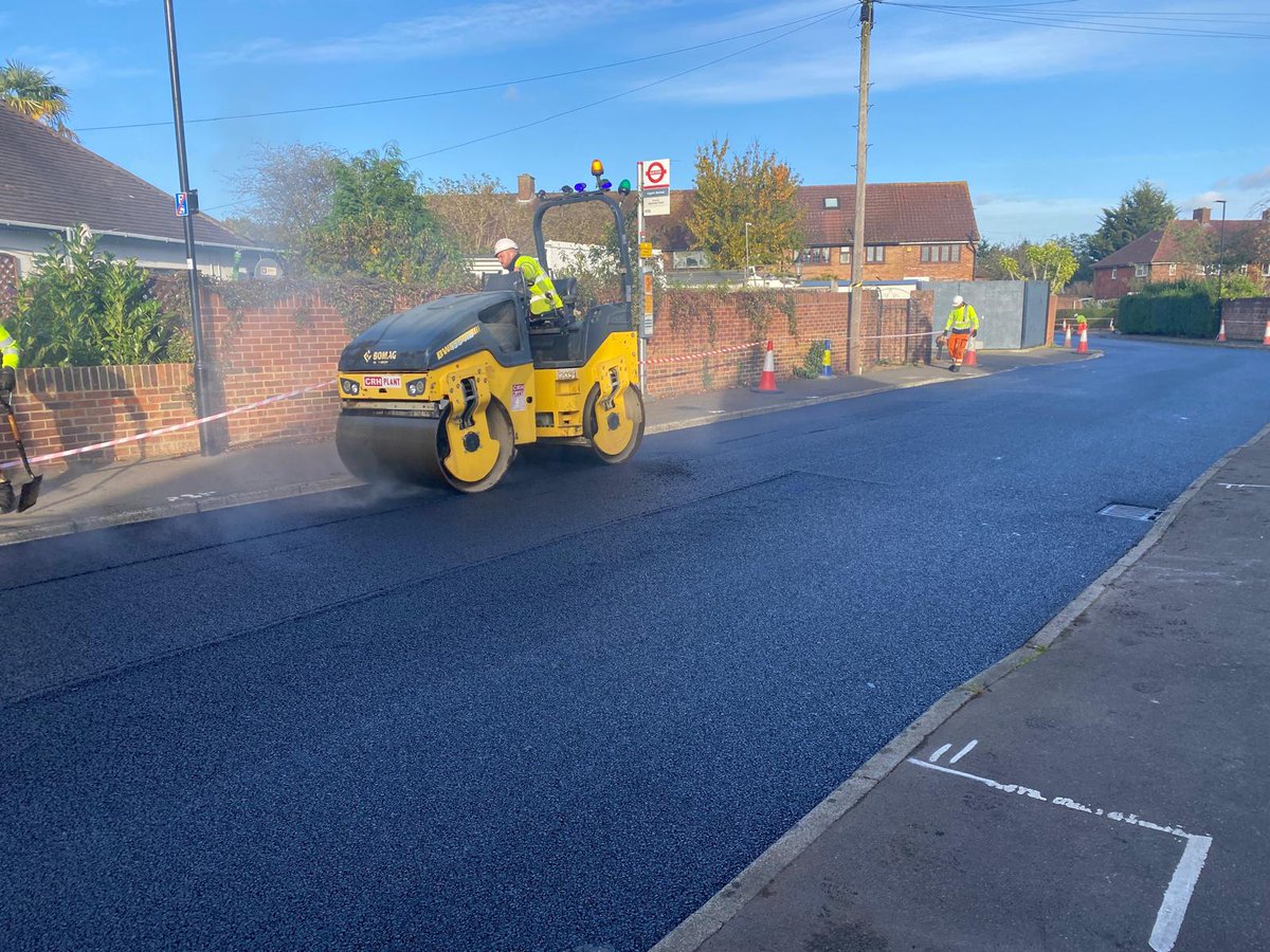 HounslowHways's tweet photo. 🛣️ Road resurfacing completed at Sparrow Farm. Markings to follow soon. 🚗 #HounslowHighways #RoadWork #CommunityUpgrade https://t.co/YpzdmqffR2