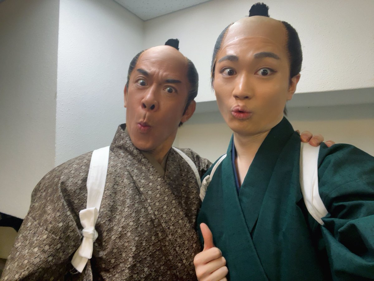 #武士の献立 
3公演目終了しました
今日は伝内様<a href="/matchbox125/">黒岩 徹</a> とのツーショを
いつも主体となって優しく包丁侍をまとめてくださいます本当にありがとうございます…😃
鶴もどきのシーンの春を見る黒岩さんの顔、稽古の時からキャストみんな大好きです必見です