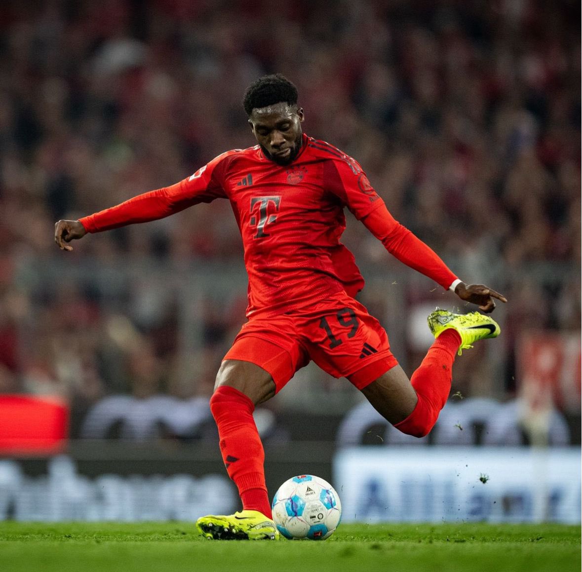 Ramon_AlvarezMM's tweet image. 🚨 Hace unos días, el entorno de Alphonso Davies le confirmó al Real Madrid que la decisión del jugador es fichar por el conjunto blanco. El canadiense ha recibido otros acercamientos (Barça y MU, entre ellos), pero transmite que la decisión está tomada. Más información en el…