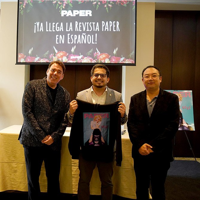 MEBOInternatio1's tweet photo. On Nov 6, 2024, PAPER Magazine celebrated its 40th anniversary at APEC 2024 in Lima, Peru. MEBO's Kevin Xu and APEC’s Luciano Paredes honored PAPER's impact on global pop culture, showcasing icons like @ROSÉ . PAPER continues to bridge cultures and lead trends. #MEBO #PAPER https://t.co/zrVMOReHwS