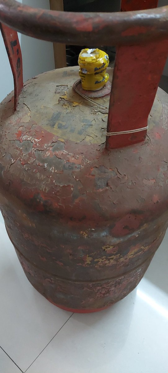 dhananjay1992's tweet photo. Today received the cylinder and the quality of the cylinder is very very very poor and risky. How can even it is in the distribution. 
I asked the guy to replace it with good one but he said it is OK condition.
Please replace mine with new one with good condition. @BPCLimited https://t.co/uxDt0ZtGOv