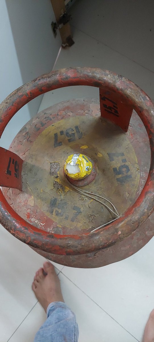 dhananjay1992's tweet photo. Today received the cylinder and the quality of the cylinder is very very very poor and risky. How can even it is in the distribution. 
I asked the guy to replace it with good one but he said it is OK condition.
Please replace mine with new one with good condition. @BPCLimited https://t.co/uxDt0ZtGOv
