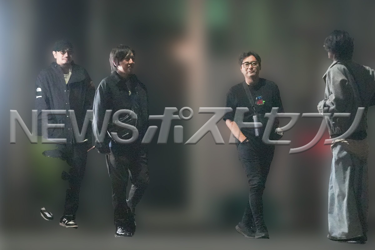 news_postseven's tweet photo. 《口髭グラサン姿をキャッチ》
激変の松本潤、港区女子と“山手線ゲーム”
後輩・赤西仁と急接近した西麻布の夜
https://t.co/t9BOzr41a4
赤西仁が先頭を歩き、少し後ろを松本潤、山田孝之、元RADWIMPSの桑原彰が横並びに歩く姿はまるで西麻布の“F4”のようだった。
　
山田だけ半袖で終始寒そうだった。 https://t.co/XCio63AfRy