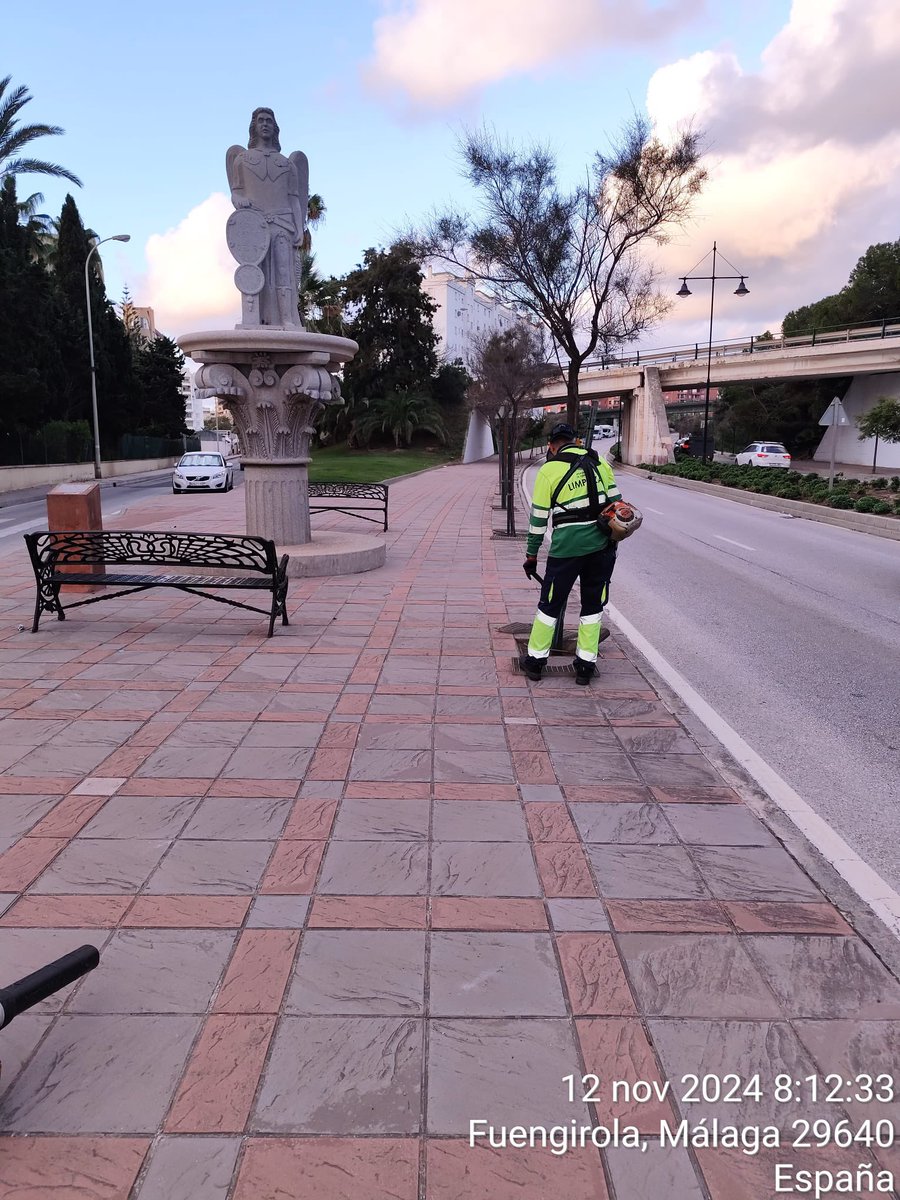 Desbroce de alcorques, limpieza de calzadas y acerados, baldeo…. Son muchas las actuaciones que, a esta hora, ya se han hecho en #Fuengirola, por parte del equipo de limpieza.<a href="/AnaMula1/">Ana Mula</a>
