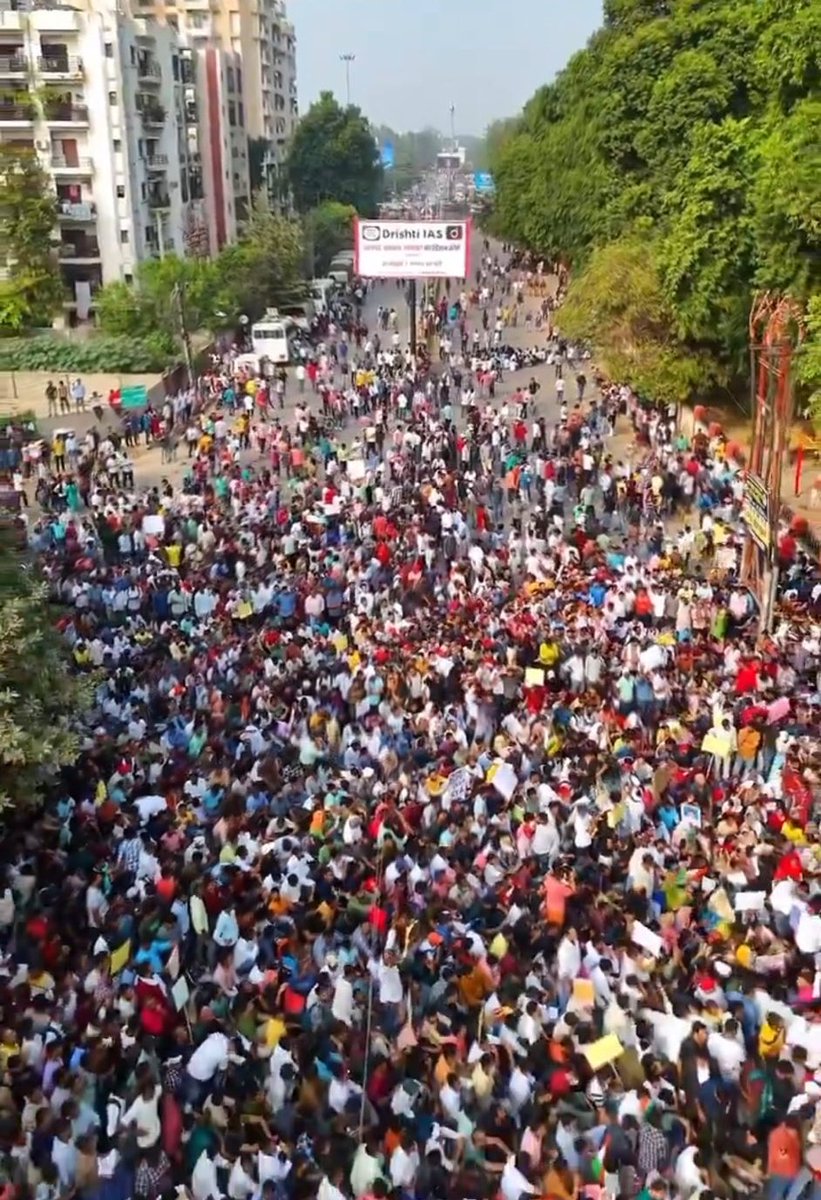 Mamtasulaniya's tweet image. The protest of students against the double shift exam of UPPSC is increasing in Prayagraj. This decision is inconvenient and unfair for them. They should get a level playing field. #StudentsProtest
#uppsc_oneshift_onedayexam