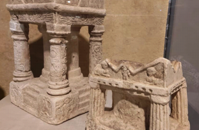 egymonuments's tweet photo. المذبح النذرى

من مقتنيات متحف كفر الشيخ يوضح هذا النموذج نوع المذابح ذو القرون  وهو نوع شائع جداً  به عناصر معمارية على الطراز اليوناني.

#موقع_أثار_مصر
#discoveregypt
للمزيد عن المذبح النذرى زوروا موقعنا

https://t.co/bB5Jg6fpku https://t.co/iFsUhe40eM