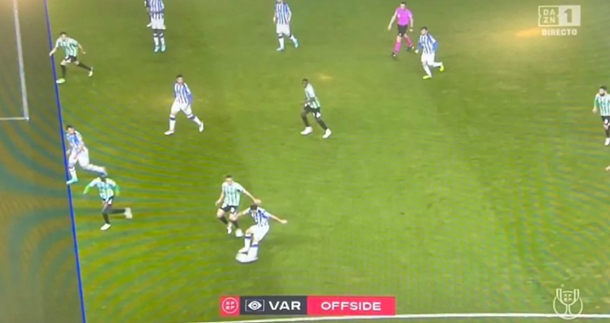 Juanr81's tweet photo. Cuando en un partido se emitieron en directo estas dos imágenes para explicar un fuera de juego que ayudó a eliminar a la Real de la Copa, ni uno solo de los eruditos expertos en VAR de ahora dijeron nada. Ni uno. El fútbol les importa una mierda. Les importa su madridbarçismo. https://t.co/mllx8z3md0