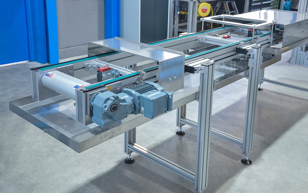 Werkstückträger-System Versamove mit Zahnriemenförderer und Hubeinheit für die präzise Positionierung von Werkstückträgern in einer Roboterzelle. ➔ ➔ ➔ tinyurl.com/27o5t236

#transport #conveyor #automation #industrialautomation #mkgroup