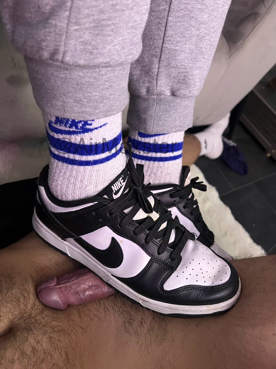 my boyfriend's nike dunk panda on my dick
🥵👟🍆💦
Trop bonne les dunk panda de @SnxkrMxstr sur ma queue 

mym.fans/Snxkrmaxsterr

#kiffeur #gay #gaysneaker #sket #socks #nike #shoesjob #footjob #cum #cho7 #gayfeet #gaysocks #cashmaster #shoecum #fuckshoes #sneakers #nikedunk