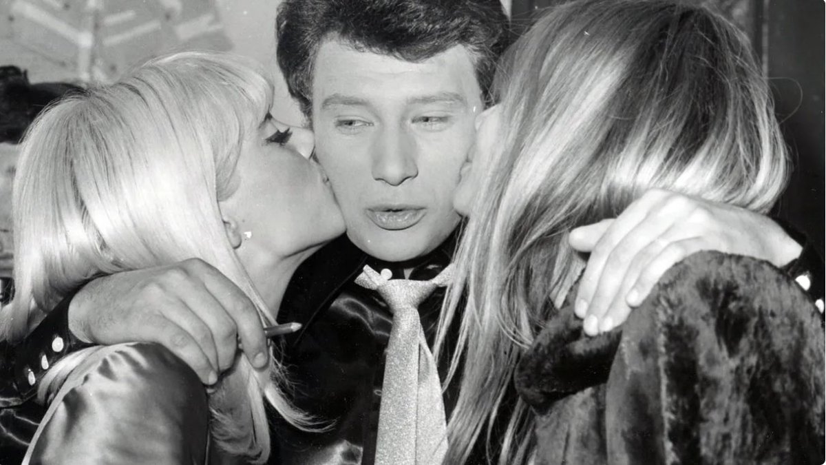 Le rocker national aimait jouer la carte émotion. Avec @bernardpascuito, auteur de Hallyday, les mots de sa vie (éd. Leduc), « On connaît la chanson » vous propose samedi 16 novembre à 23 h sur #frequenceprotestante 100,7 mhz de réécouter ses succès. ph. MaxPPP-Zumapress)