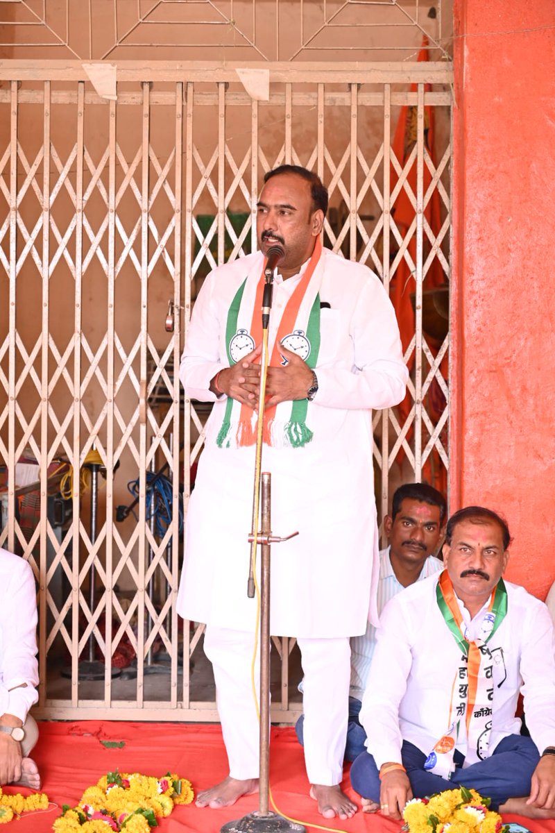 AjayMunde_'s tweet photo. यावेळी आमचे मार्ग���र्शक मा. आ. आर. टी. देशमुख उर्फ जिजाभाऊ यांनी उपस्थित मतदार बांधवांशी संवाद साधत मार्गदर्शन केले. मतदारांमध्ये उत्साहाचे वातावरण असून गावागावात घड्याळाचाच गजर आहे याची प्रचिती आली.

#DMForParli 
#DMAgain 
#DM24Taas https://t.co/BzCZih9Mkp