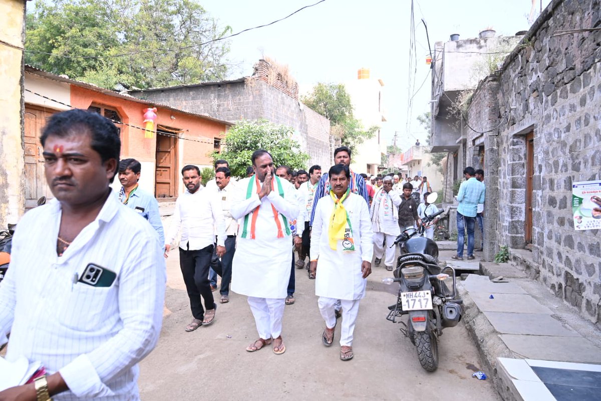 AjayMunde_'s tweet photo. यावेळी आमचे मार्ग���र्शक मा. आ. आर. टी. देशमुख उर्फ जिजाभाऊ यांनी उपस्थित मतदार बांधवांशी संवाद साधत मार्गदर्शन केले. मतदारांमध्ये उत्साहाचे वातावरण असून गावागावात घड्याळाचाच गजर आहे याची प्रचिती आली.

#DMForParli 
#DMAgain 
#DM24Taas https://t.co/BzCZih9Mkp