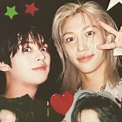 너네 언제이렇게가까워졌니
정신적으로도 신체적으로도
평소에 믾필에게서 볼 수 없는 거리감인데 이거