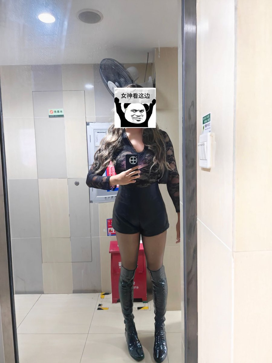 好久没伪街啦，拍照又变得僵硬了，略显生疏（为什么今天那么热啊，前几天明明挺凉快的）