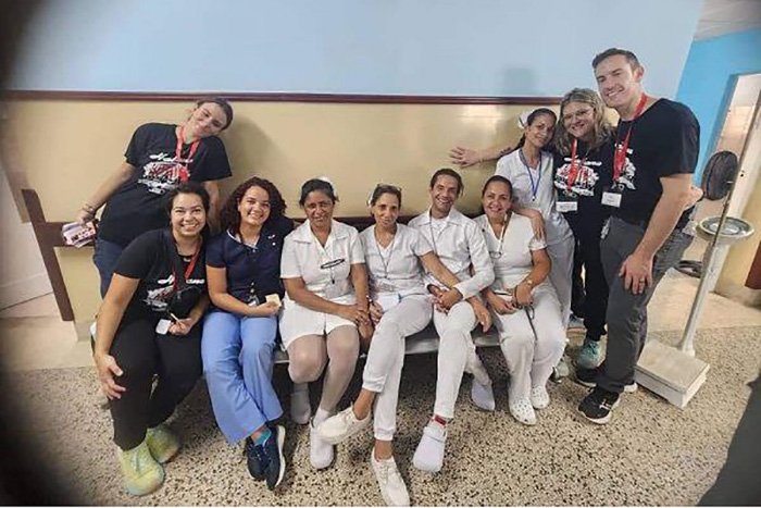 EstadoSanta's tweet photo. La Organización de Voluntarios #OperationWalk, que ofrece cirugía gratuita a personas para la #artritis u otras #afeccionesóseas y articulares en todo el mundo 🌎, beneficiará a 70 pacientes del archipiélago cubano.
#CubaPorLaVida
#TumbaElBloqueo https://t.co/sXUzxWDnmh