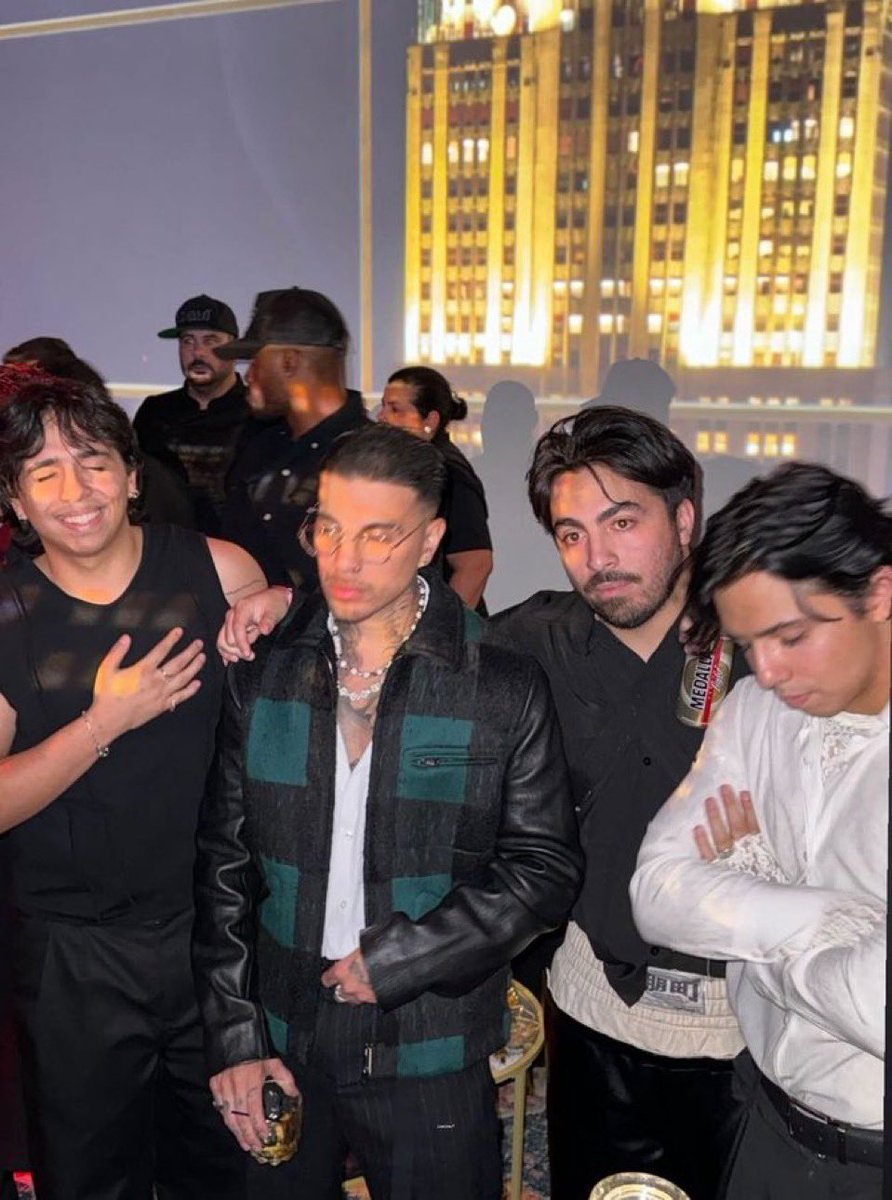 LatinMafiaInfo's tweet photo. .@ItsLatinMafia junto a @RauwAlejandro esta noche. https://t.co/K63T6dfWwN