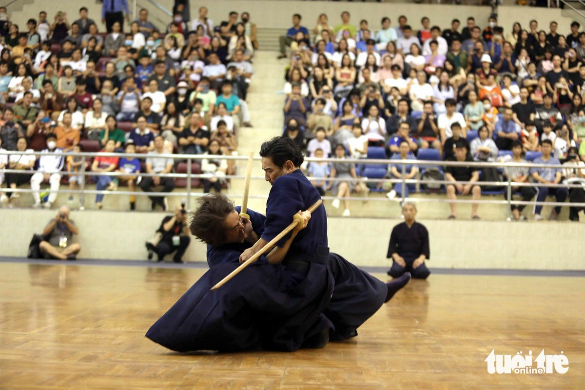 AkariKou's tweet photo. @tennen_risinryu ホーチミン市の新聞の演武写真です https://t.co/oYZsXFBba5
