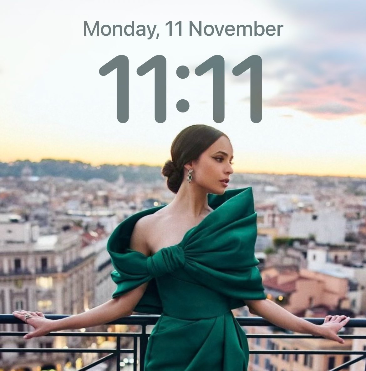 sofiacarsonco18's tweet photo. Happy #CARSONATORSDAY
@SofiaCarson thank you for always being in my life, for being my inspiration and light every day. You are the best role model that a person could ever have. You are the strength and the reason that makes me wake up every day. I love you forever🤍🌙 https://t.co/6kHJGl7taa