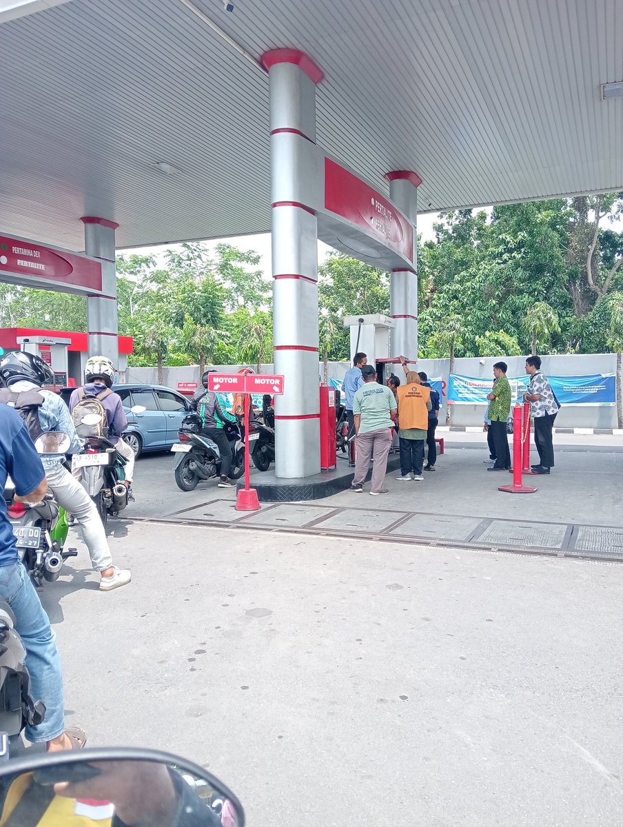 Benavinne's tweet photo. @merapi_uncover Barusan antri di SPBU jakal samping Kapanewon Ngaglik, Antrian dibubarkan, petugas dari badan meteorologi bilang "Nggoleko liyane wae mas, bermasalah iki. Ben diberesi disik" https://t.co/lRH7KpTu6o