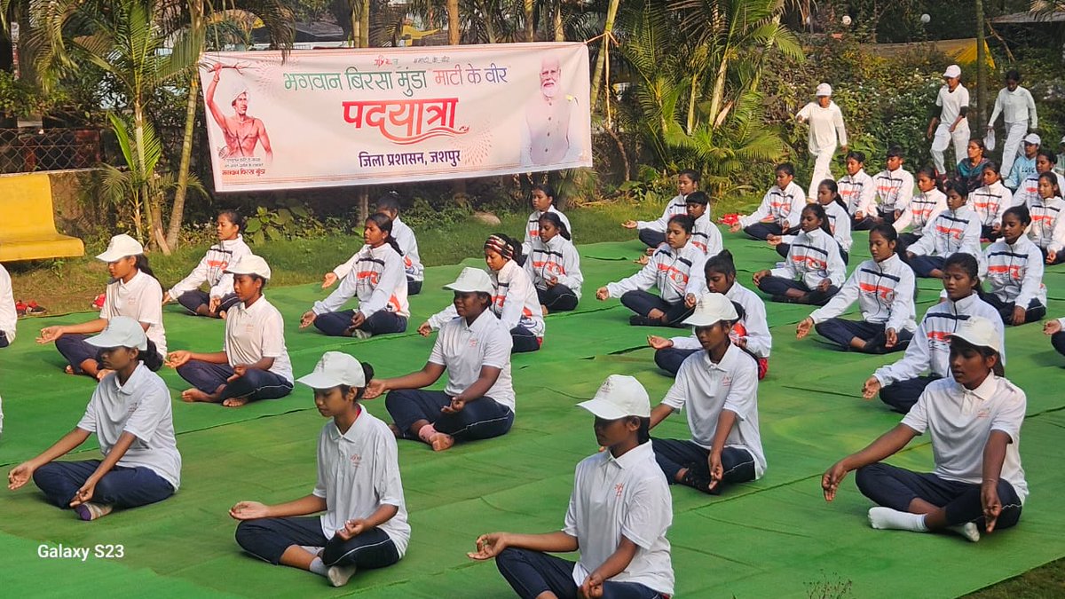 mybharatgov's tweet photo. In anticipation of the Janjatiya Gaurav Divas Padyatra, MY Bharat volunteers led yoga sessions today at five different locations, promoting wellness and community spirit.

#MYBharat #MaatiKeVeer #माटी_के_वीर https://t.co/qw6sMibb8R