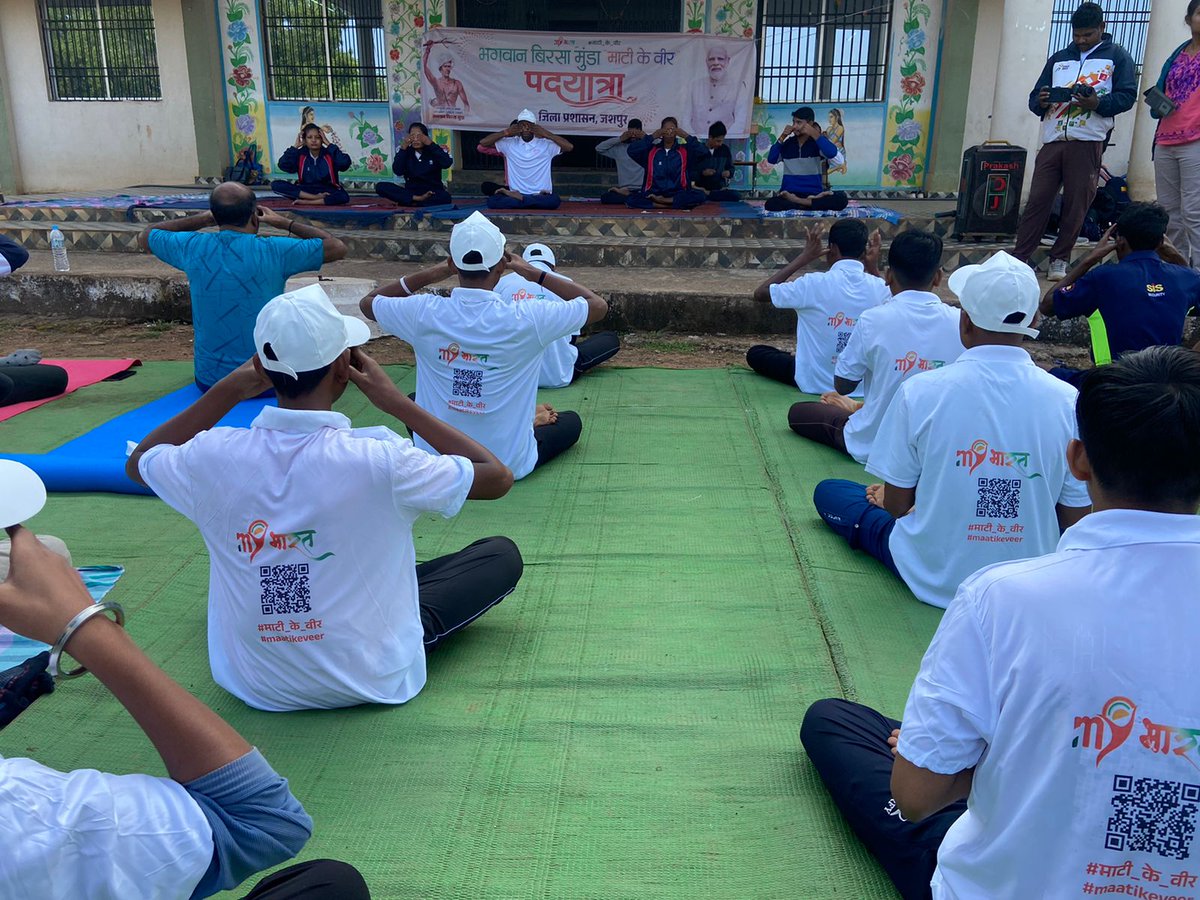 mybharatgov's tweet photo. In anticipation of the Janjatiya Gaurav Divas Padyatra, MY Bharat volunteers led yoga sessions today at five different locations, promoting wellness and community spirit.

#MYBharat #MaatiKeVeer #माटी_के_वीर https://t.co/qw6sMibb8R