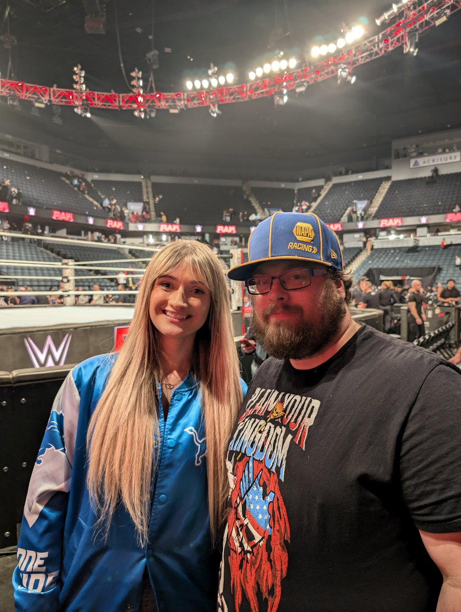RandallFreder13's tweet photo. Got to meet one of the best thank you @itswheezyblonde for the picture! https://t.co/h2auVNiI4Z